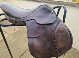 Whitaker jumping saddle 15.5"