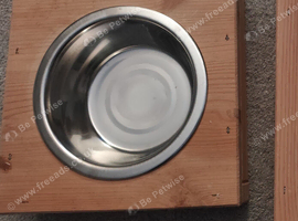 2 x dog/cat/rabbit drinking/feeding stations or bowls