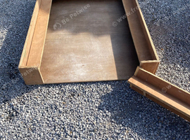 Wooden 3 stage whelping box, used but very good condition, 48'' x 38''