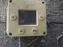 CHICKEN COOP DOOR OPENER WITH TIMER