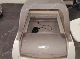 Self cleaning litter tray