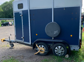 HB401 single horse trailer