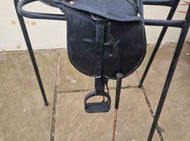 Cub saddle with stirrups