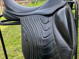 Silhouette dressage saddle