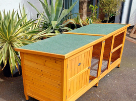 Extra large rabbit hutch in new condition
