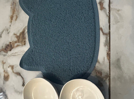 Non slip cat mat and mason cash bowls.