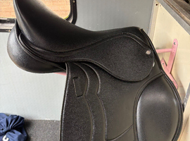 Premier Equine 17&rdquo; jump saddle