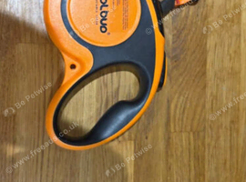 2 retractable leads