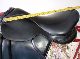 Working hunter saddle with knee rolls