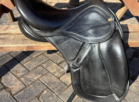 17.5" med/wide dressage saddle