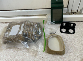 Reptile Accessories Bundle &ndash; Thermometer, Mealworm Feeder & Feeding Bowls