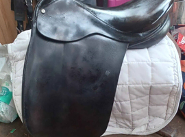 17" wide show saddle