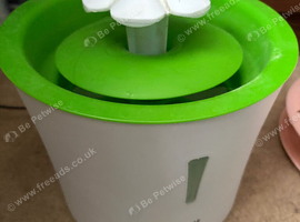 Cat automatically water feeder