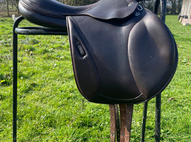 Prestige Show Jump Saddle wide fit