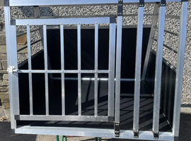 Car Dog Cage Aluminium Cozy Pet Travel Crate in good condition