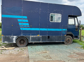 0813 Ford Cargo Horsebox
