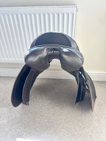 16.5&rdquo; GP saddle. Brown