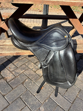 17.5" med/wide dressage saddle