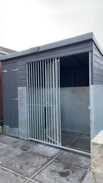 8x4 dog kennel 2 YEAR OLD &pound;350