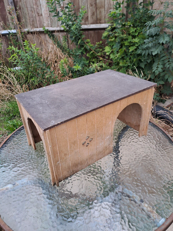 Extra large pet house/shelter/hide for rabbits guinea pigs tortoise etc
