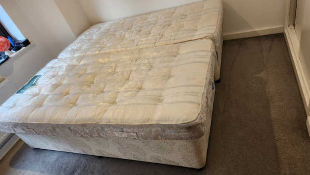 Single bed with or without mattresses