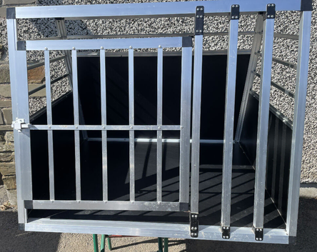 Car Dog Cage Aluminium Cozy Pet Travel Crate in good condition